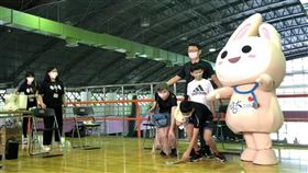 台大醫院疫苗接種今破10萬人次，幸運兒為徐先生（圖右黑衣服者），台大醫院送上多項紀念禮。（圖／記者簡浩正攝影）