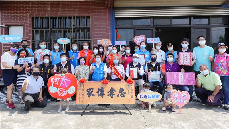 百歲外公獲模範父親　女神低調返鄉