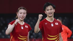 日本羽球混雙組合渡邊勇大跟東野有紗昨天在東奧拿下銅牌。（圖／路透社／達志影像）