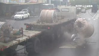 8噸重鋼捲噴飛　險砸中待轉機車騎士