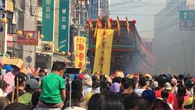 屏東迎王平安祭防疫　琉球鄉延期東港南州暫不改屏東縣東港、琉球及南州3鄉鎮每3年1科舉辦為期7天的「迎王平安祭典」，原定10月8日舉辦的琉球鄉三隆宮考量疫情決定延至到12月，東港鎮東隆宮、南州鄉代天府暫定不延。圖為東港東隆宮往年活動情形。中央社記者郭芷瑄攝　110年7月31日