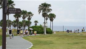 疫情警戒降級首週末  花蓮七星潭湧人潮（2）國內疫情警戒降為2級的首個假日，花蓮七星潭風景區31日出現旅遊人潮。中央社記者張祈攝  110年7月31日