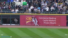 ▲印地安人外野手相撞，飛球被接成全壘打。（圖／翻攝自白襪推特）