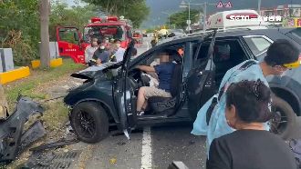 疑疲勞駕駛自撞路樹　3歲童命危