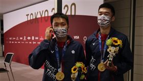 ▲中華羽球代表隊選手李洋、王齊麟接受蔡英文賀電。（中華奧會代表團提供，已由蔡英文方向奧會取得授權）