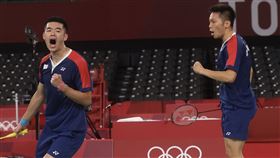 「麟洋配」晉4強  對決印尼「魔王組合」台灣男雙組合王齊麟（左）與李洋（右）29日在東京奧運羽球男雙8強賽，扳倒地主日本組合渡邊勇大與遠藤大由，摘下台灣在2020奧運羽球項目的首張4強入場券；30日將與世界排名第2的印尼「魔王組合」阿山（Mohammad Ahsan）與蘇堤萬（Hendra Setiawan）爭搶決賽門票。中央社記者吳家昇攝  110年7月29日