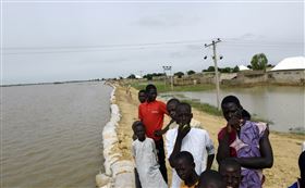 2020年9月26日星期六，在尼日利亚北部吉加瓦，一場傾盆大雨過後，人們站在部分淹没的房屋附近。（圖／美聯社／達志影像）
