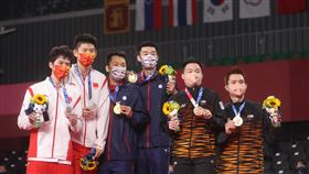 東奧羽球男雙奪牌選手合影東京奧運羽球男子雙打賽程31日晚間告一段落，最終由台灣「麟洋配」搭檔李洋（左3）、王齊麟（右3）成功奪下本屆金牌，中國、馬來西亞好手分獲銀、銅牌。（圖／中央社記者吳家昇攝）