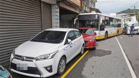 謝男今早駕駛貨車沿瑞八公路追撞前方基隆客運後，公車偏向撞到停在路旁的兩輛轎車。 翻攝畫面