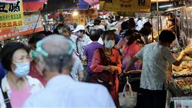 疫情警戒調降  傳統市場湧人潮（3）中央宣布27日全國疫情警戒降為二級，台北市批發市場、傳統市場等僅供外帶，不能內用及試吃，但上午仍湧現採買人潮。中央社記者張皓安攝  110年7月27日