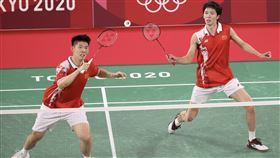 東奧羽球男雙　中國劉雨辰、李俊慧摘銀東京奧運羽球男雙金牌戰31日晚間登場，中國組合劉雨辰（左）、李俊慧（右）不敵台灣羽球男雙組合王齊麟、李洋吞敗，最終以銀牌作收，中國奧運羽球男雙3連霸夢碎。中央社記者吳家昇攝  110年7月31日