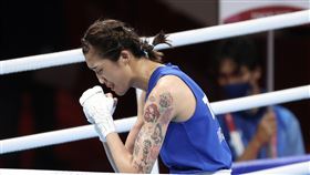 黃筱雯東奧拳擊晉級4強　鞠躬感謝裁判台灣女子拳擊好手黃筱雯1日在東京奧運51公斤量級8強賽搶勝、晉級4強，確定有牌。黃筱雯賽後鞠躬感謝裁判。中央社記者吳家昇攝  110年8月1日