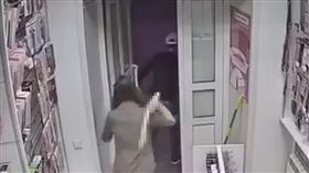 找姊夫助陣！俄男持刀搶情趣店　女店員淡定掏「這根」追打（圖／翻攝自抖音bombavine）