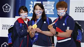 東奧舉重金牌女神郭婞淳、銅牌陳玟卉返回國門。（記者邱榮吉/攝影）