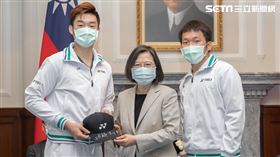 蔡英文接見「2020年世界羽球聯盟年終總決賽得獎選手、教練」李洋、王齊麟（圖／總統府提供）