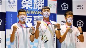 射箭國手榮耀返台　魏均珩：不是終點是下個起點台灣男子射箭代表隊好手魏均珩（中）、湯智鈞（左）與鄧宇成（右）在東京奧運男團賽事中獲得銀牌，為台爭光。魏均珩1日下午返台受訪表示，「這次不是終點，是下一個起點」。中央社記者吳睿騏桃園機場攝  110年8月1日