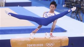 東奧體操鞍馬決賽　李智凱勇奪銀牌（3）「鞍馬王子」李智凱1日在東京奧運體操男子鞍馬單項決賽登場，從上馬、迴旋一直到下馬，一路近乎完美，終場一掃陰影完美落地，以15.400的高分為台灣摘下銀牌。中央社記者吳家昇攝  110年8月1日