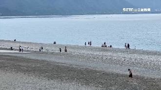 周末人潮湧七星潭　降二級停車場全滿