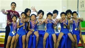 書偉（右）開心貼出10多年前右大腿曾被李智凱「當鞍馬坐」。（圖／翻攝自張書偉臉書）