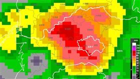 受到西南風吹拂與低壓帶持續影響，中南部雨勢驚人，也陸續傳出災情。氣象局局長鄭明典更點名嘉義新港，超強的時雨量，強度已經超過排水能力！（圖／翻攝自鄭明典臉書）