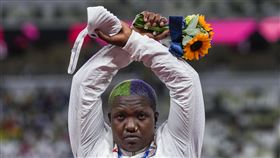 25歲的非裔美籍田徑選手桑德斯（Raven Saunders）在頒獎典禮上高舉雙臂，在頭部上方交錯，擺出「X」的手勢，以示抗議。（圖／美聯社／達志影像）