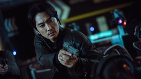 0801 《VOICE 4》宋承憲上演激烈槍戰追逐戲。（圖：myVideo提供）