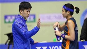  ▲賴建誠（左）在比賽中指導戴資穎。（資料照片／badminton photo提供，翻攝戴資穎臉書粉專）