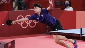 東奧桌球混雙銅牌戰　鄭怡靜奮戰（3）東京奧運桌球混雙項目銅牌戰26日晚間登場，台灣桌球「黃金混雙」與法國對手組合交鋒，勢如破竹以直落4獲勝，奪下銅牌。場上鄭怡靜奮戰搶分。中央社　110年7月26日