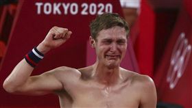 安賽龍（Viktor Axelsen）擊敗諶龍，留下激動的眼淚。（圖／路透社／達志影像）