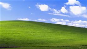 藍天白雲綠地，相信大家微軟Windows XP的桌布背景一定不陌生。（圖／翻攝自youtube/ANDREW LEVITT）
