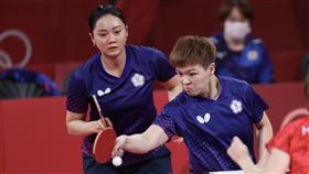 東奧桌球女團　台灣8強止步（1）東京奧運桌球女子團體賽8強賽2日晚間登場，台灣桌球女子代表隊終場以0比3不敵地主日本隊，無緣晉級。圖為陳思羽（右）、鄭先知（左）搭配第1點女雙。中央社記者吳家昇攝　110年8月2日