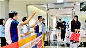 東奧代表團首批選手返抵國門台灣東奧柔道、跆拳道、輕艇及舉重代表隊28日下午搭機從日本返台，體育署與中華奧會特別在登機門歡迎選手歸國。中央社記者吳睿騏桃園機場攝　110年7月28日