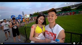 王齊麟和配對的女生進行互動。（圖／翻攝自黑男邱比特臉書）