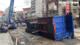 卡車斗,側翻,工安意外,板橋,翻攝畫面