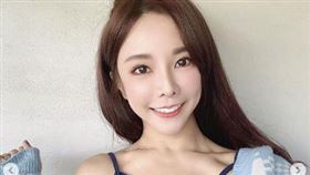 巫苡萱因擁有甜美的外貌及火辣的身材，獲得不少人的喜愛。（突／翻攝自巫苡萱IG）