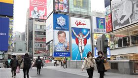 日本武漢肺炎確診累計30萬例日本自去年1月查出首例武漢肺炎確診者後，至今境內查出的確診病例（郵輪含鑽石公主號）累計逾30萬例。去年12月下旬起，約3週又新增10萬例。圖為109年12月3日大阪觀光景點道頓堀。中央社記者楊明珠大阪攝  110年1月13日