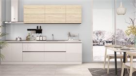 ▲【圖說三】自煮防疫下廚機會增加，擁有舒適順手的廚房空間更顯重要!特力屋提供多款風格廚具，門板、把手、檯面皆可量身打造自由選配，凡購買廚櫃及櫃內五金全面享5年保固與終生維修服務，活動期間再享櫻花、林內等品牌廚房三機優惠，高品質保障安心看得見。（圖／業者提供）