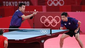 東奧桌球男團　台灣8強止步（2）東京奧運桌球男子團體賽8強賽，台灣男子桌球代表隊3 日終場以2比3不敵德國隊，止步8強。圖為莊智淵（右）與陳建安（左）出戰第1點雙打。中央社記者吳家昇攝　110年8月3日