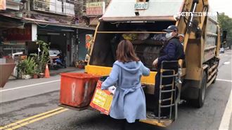 不滿追垃圾車　2男狂追怒罵清潔員
