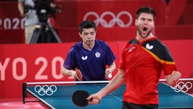 東奧桌球男團8強賽  第5點莊智淵惜落敗（1）台灣男子桌球代表隊3日在東京奧運桌球男子團體賽8強賽與德國隊交鋒，決勝第5點由「桌球教父」莊智淵（藍衣）與奧恰洛夫（Dimitrij Ovtcharov）（紅衣）交手，以8比11、9比11、7比11吞敗，桌球男團8強止步。中央社記者吳家昇攝  110年8月3日