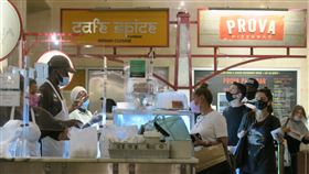 紐約加強防疫  餐廳內用要出示疫苗接種證明紐約市長白思豪3日宣布，民眾上餐館、健身房等室內場所將要出示COVID-19疫苗接種證明。圖為中央車站地下美食街景象。中央社記者尹俊傑紐約攝  110年8月4日