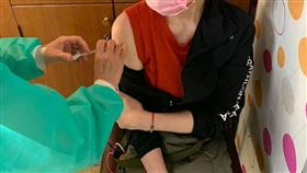 寶媽今早打疫苗。（圖／翻攝臉書）