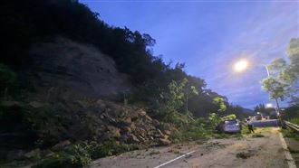 台3線大湖段山壁坍　7旬翁開車直撞