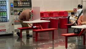 網友發現好市多內用區每桌都裝上防疫隔板。（圖／翻攝自臉書「Costco好市多商品經驗老實說」）