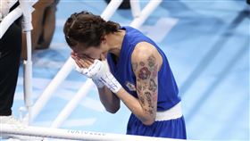 東奧拳擊奪銅  黃筱雯激動落淚（2）台灣好手黃筱雯4日在東京奧運女子拳擊51公斤量級4強準決賽出賽，終場以0比5不敵對手，為台灣拿下首面奧運拳擊獎牌。圖為黃筱雯賽後掩面、激動落淚。中央社記者吳家昇攝  110年8月4日