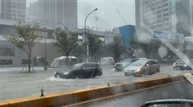 下雨,好市多,慈雲路,淹水（圖／翻攝畫面）