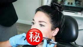 藍絲黛爾接受測量嘴巴大小。（圖／翻攝金氏世界紀錄官網）