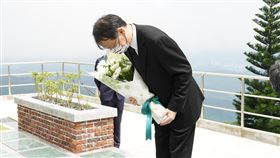 前總統李登輝去年7月30日辭世，日本駐台代表泉裕泰今天前往墓前致意。（圖／翻攝自日本台灣交流協會臉書）