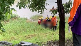 高雄男疑天雨路滑失足摔落  美濃湖發現遺體高雄市消防局指出，2日晚間接獲60歲梁姓男子家屬報案，指他外出後失蹤未歸；警消出動人車配合協尋，4日下午於美濃湖溪岸發現一具浮屍，已明顯死亡，經家屬與員警到場確認身分就是失蹤的梁男。（民眾提供）中央社記者洪學廣傳真  110年8月4日