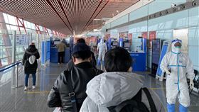 政治高峰年度  北京防控難鬆懈由於2021年是中共建黨百年，北京年初起實施嚴格的「14+7+7」健康管理措施，至今未放鬆。圖為3月間，北京首都機場入境檢疫場景。中央社記者繆宗翰北京攝  110年7月28日
